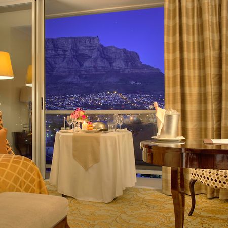 Taj Cape Town Hotel Exterior photo A room at the Cape Town Hilton