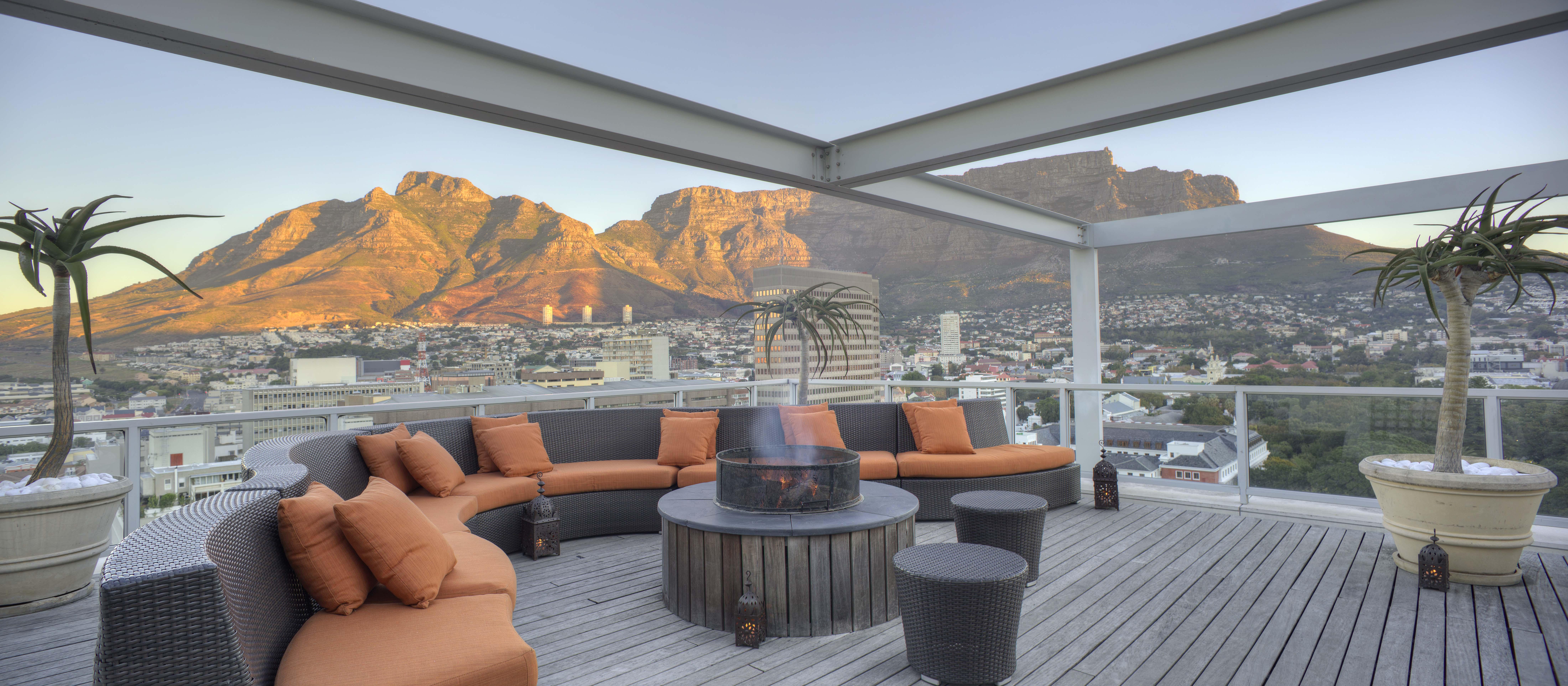 Taj Cape Town Hotel Exterior photo The Cape Town Sky Bar