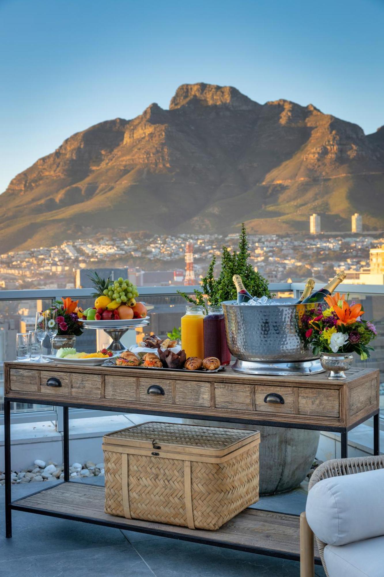 Taj Cape Town Hotel Exterior photo A buffet at the Four Seasons Hotel in Cairo, Egypt