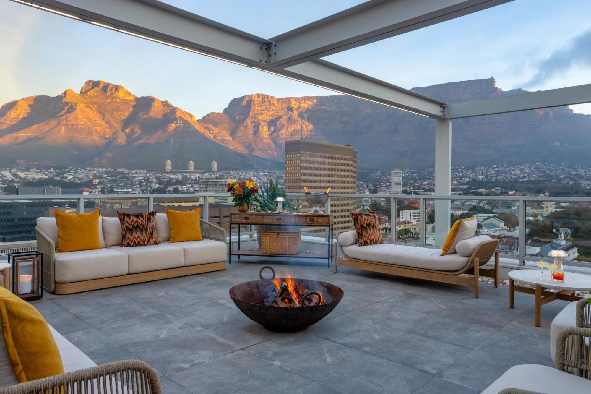 Taj Cape Town Hotel Exterior photo The Cape Town Sky Bar