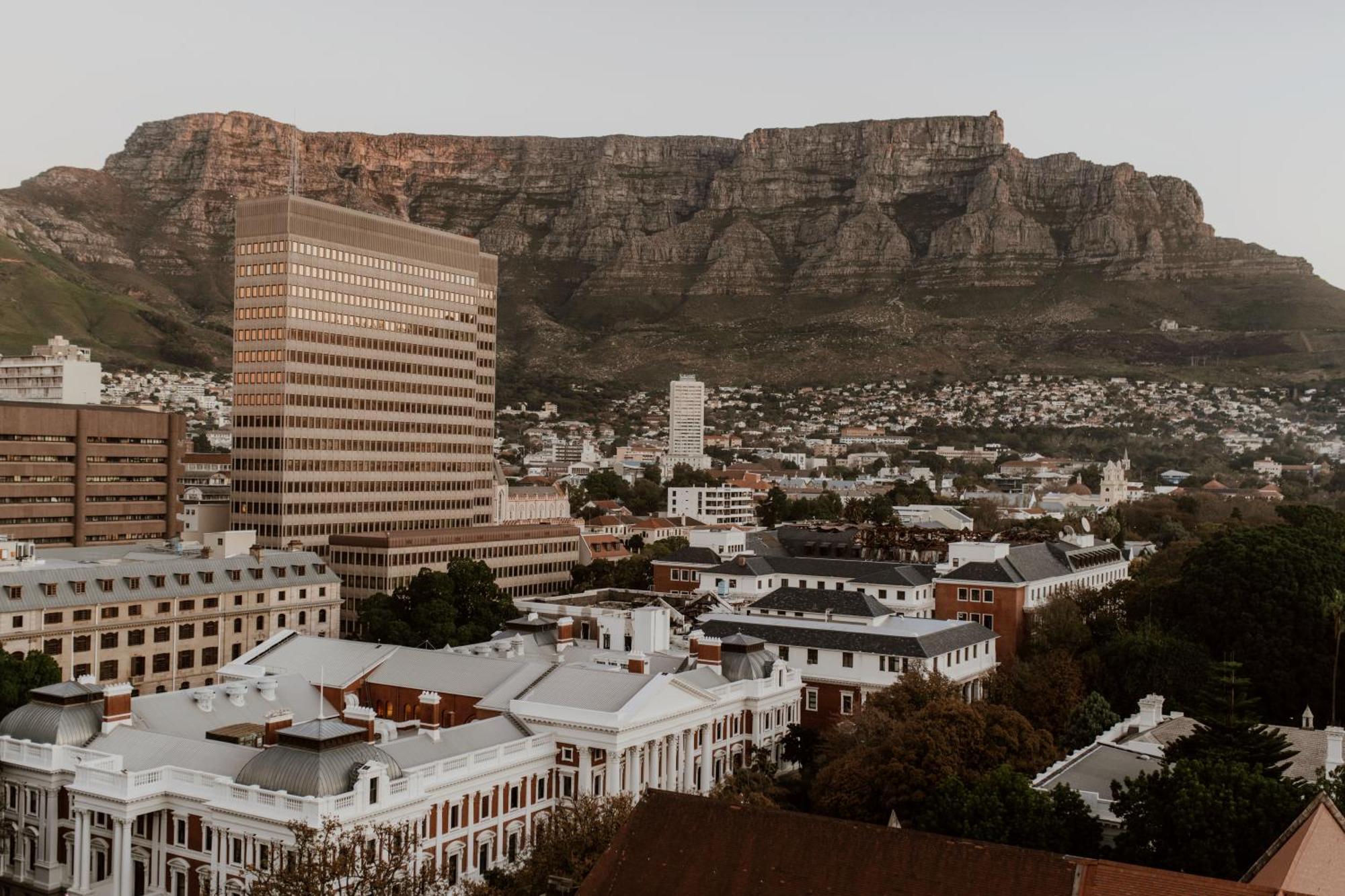 Taj Cape Town Hotel Exterior photo Table Mountain